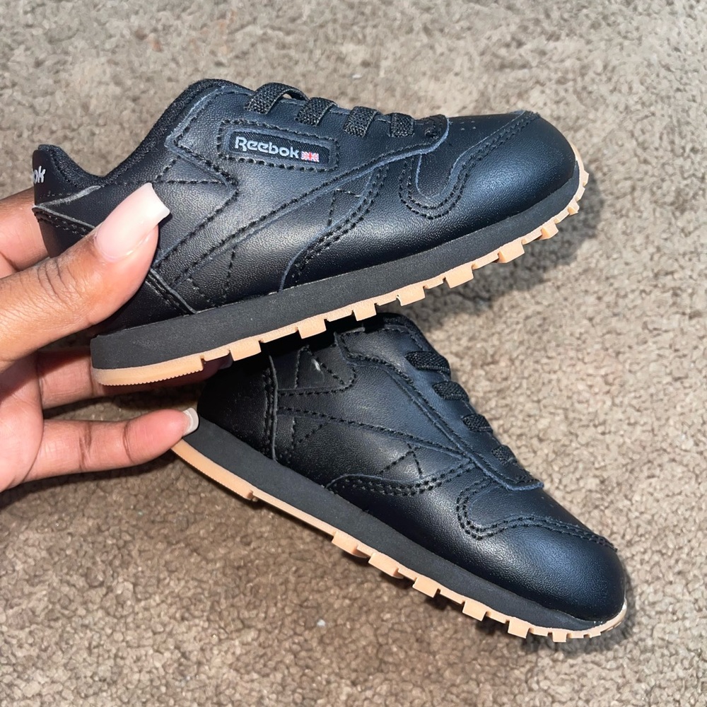 Reeboks🖤🤎 - Picture 4 of 5